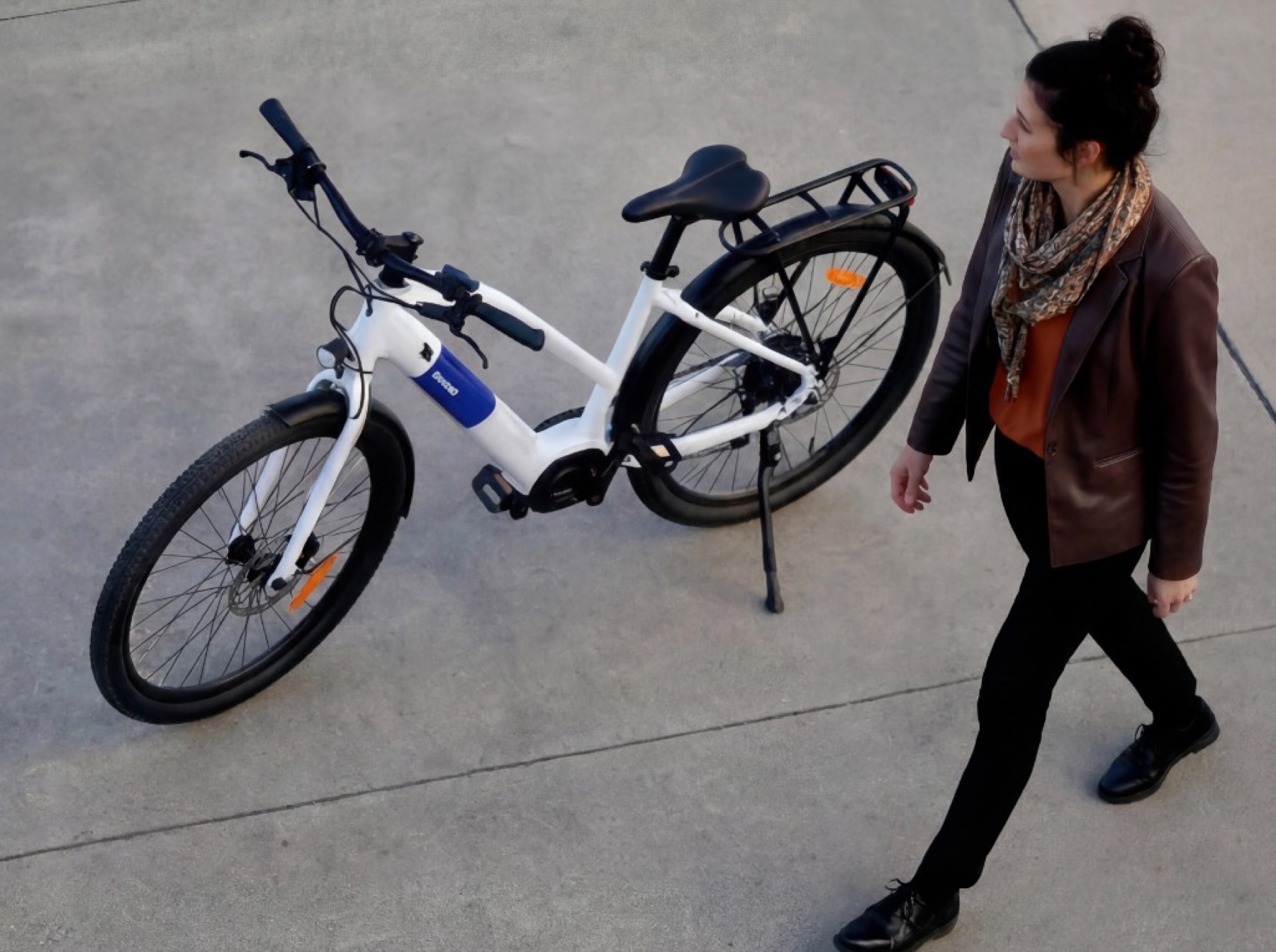 Woman walking past a parked Torks e-bike